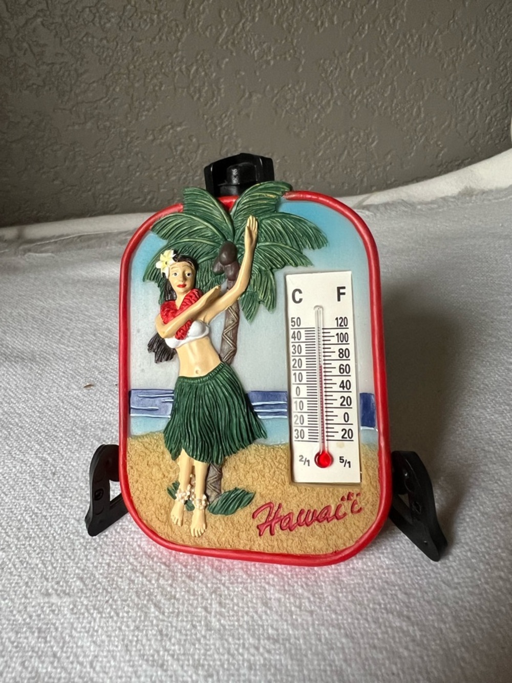 vintage-style, Hawaii-themed thermometer features a decorative hula girl